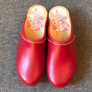 Red clog mules, World of Clog